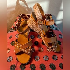 UGG LEATHER WEDGES SIZE 7.5